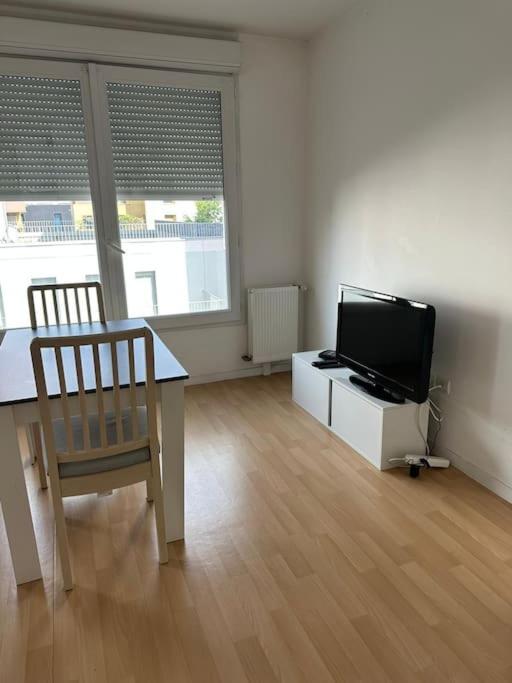 Apartment Grand De 37m Carres - Rer Laplace Et Maison Des Examens A 5 Minutes A Pied *